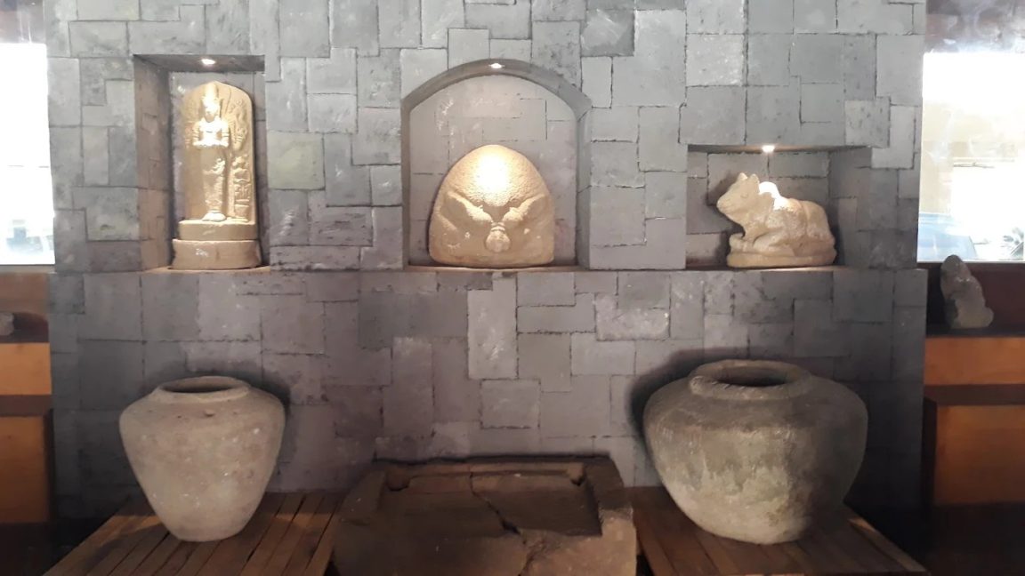 Empat kain batik Kediri Rain dan fragmen arca Ganesha abad ke-10 dijarah dari Museum Bagawanta Bhari saat kerusuhan akhir pekan.