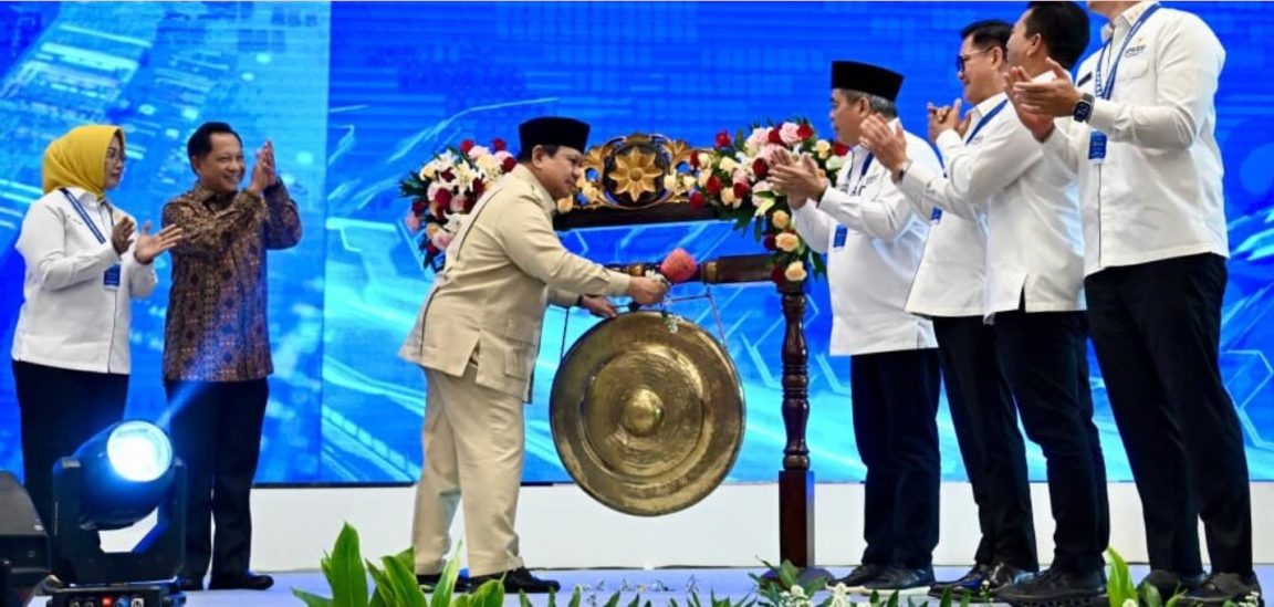 Presiden Prabowo resmi membuka APKASI Otonomi Expo 2025 di BSD, ajang promosi potensi daerah dan peluang investasi nasional.