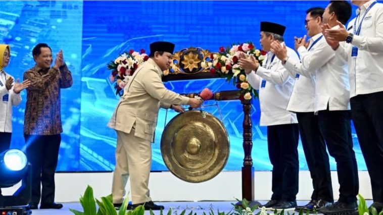 Presiden Prabowo resmi membuka APKASI Otonomi Expo 2025 di BSD, ajang promosi potensi daerah dan peluang investasi nasional.