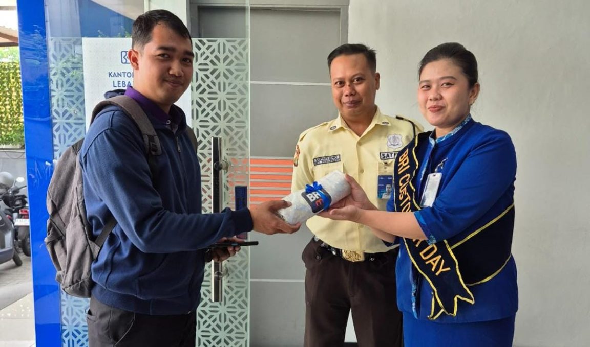 BRI Lebak Bulus rayakan Hari Pelanggan Nasional 2025 dengan layanan smart service, hadiah, dan komitmen tingkatkan kepuasan nasabah.