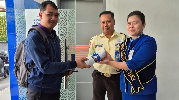 BRI Lebak Bulus rayakan Hari Pelanggan Nasional 2025 dengan layanan smart service, hadiah, dan komitmen tingkatkan kepuasan nasabah.