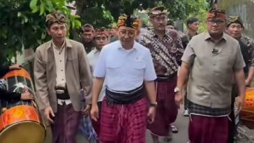 Menbud Fadli Zon kunjungi Desa Bayan, terima gelar adat Datu Pangeran Mas Dipati, dorong pelestarian budaya dan wisata warisan lokal.