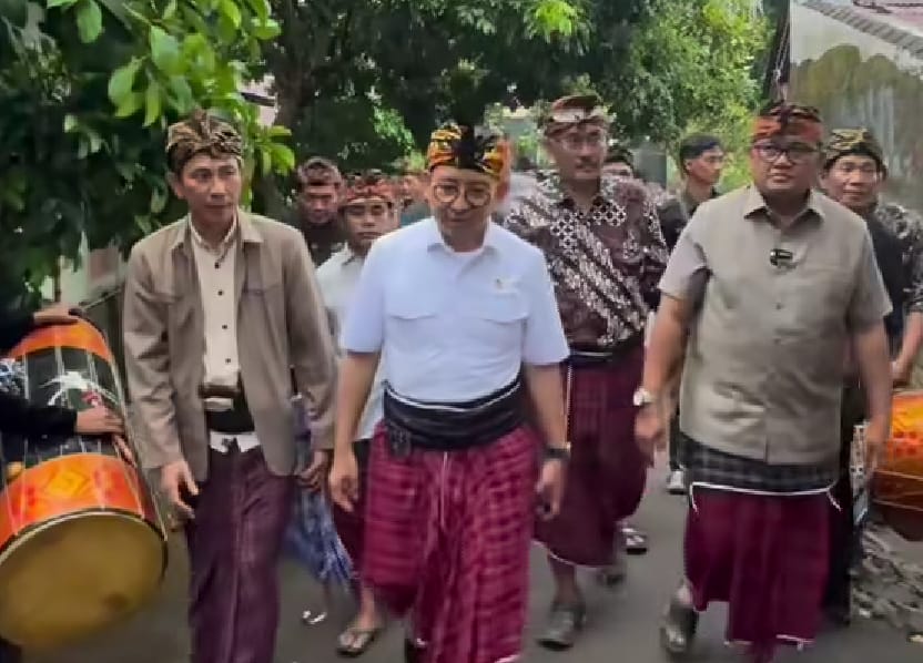 Menbud Fadli Zon kunjungi Desa Bayan, terima gelar adat Datu Pangeran Mas Dipati, dorong pelestarian budaya dan wisata warisan lokal.