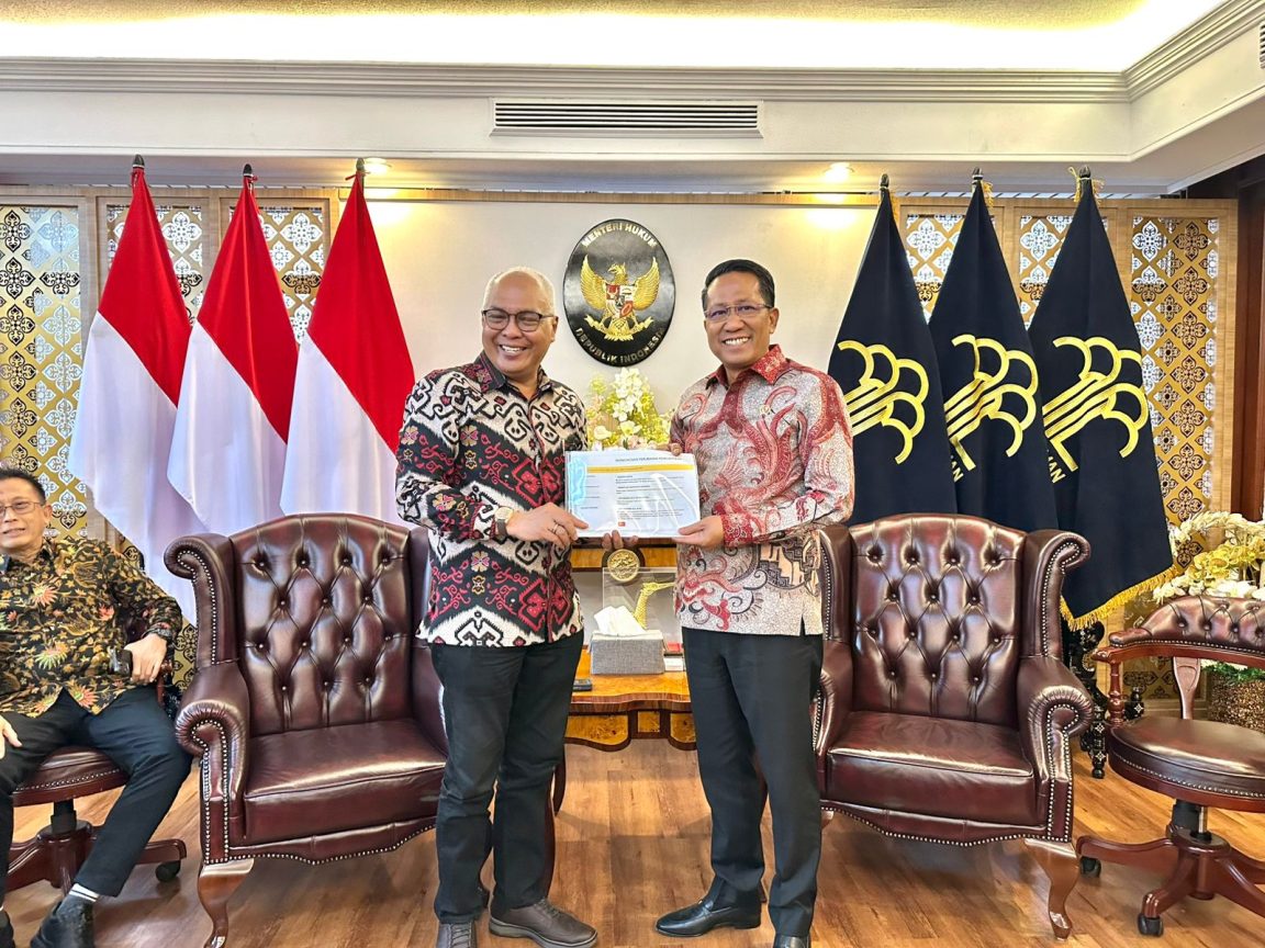 PWI resmi kembali terdaftar di Kemenkum RI dengan AHU 2025. Proses digital cepat, pengurus baru siap satukan wartawan se-Indonesia.
