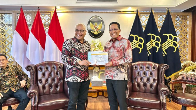 PWI resmi kembali terdaftar di Kemenkum RI dengan AHU 2025. Proses digital cepat, pengurus baru siap satukan wartawan se-Indonesia.