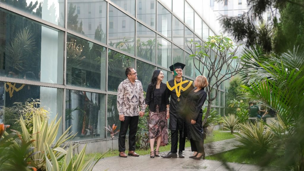 Harris & POP! Festival Citylink Bandung tawarkan paket wisuda eksklusif dengan fasilitas lengkap & peluang karier bagi lulusan cumlaude.