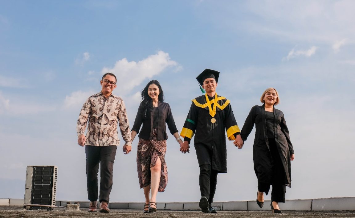 Harris & POP! Festival Citylink Bandung tawarkan paket wisuda eksklusif dengan fasilitas lengkap & peluang karier bagi lulusan cumlaude.