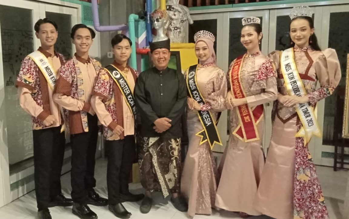 Banyuwangi Batik Festival 2025 kembali hadir meski anggaran minim. Semangat perajin menjaga batik lokal jadi napas pasar budaya Banyuwangi.
