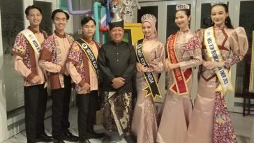 Banyuwangi Batik Festival 2025 kembali hadir meski anggaran minim. Semangat perajin menjaga batik lokal jadi napas pasar budaya Banyuwangi.