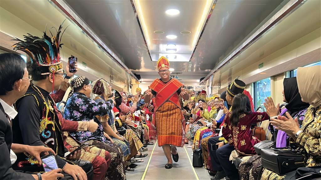 KAI rayakan HUT ke-80 dengan inovasi New Generation, Whoosh, LRT Jabodebek, dan Parade Livery pecahkan rekor MURI di Surabaya.
