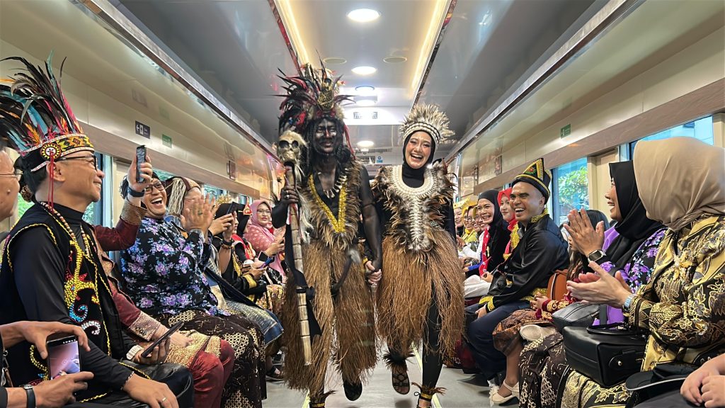 KAI rayakan HUT ke-80 dengan inovasi New Generation, Whoosh, LRT Jabodebek, dan Parade Livery pecahkan rekor MURI di Surabaya.
