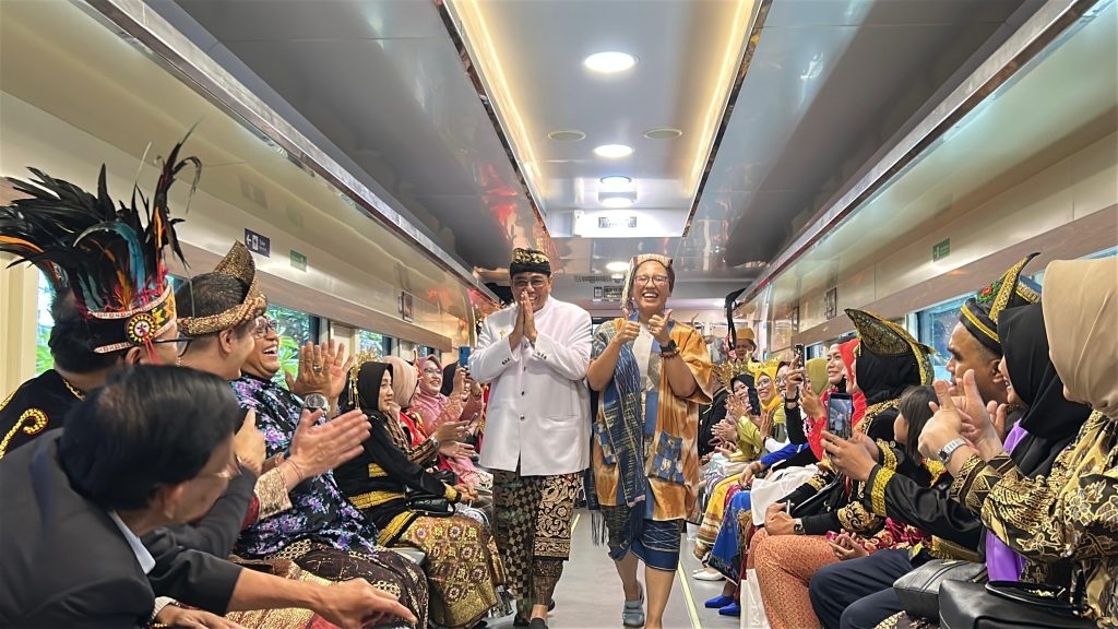 KAI rayakan HUT ke-80 dengan inovasi New Generation, Whoosh, LRT Jabodebek, dan Parade Livery pecahkan rekor MURI di Surabaya.
