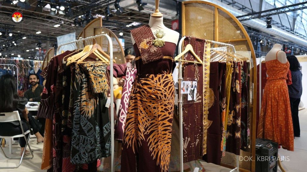Batik Indonesia catat potensi transaksi Rp4,15 miliar di Who’s Next Paris 2025, perkuat posisi di segmen fesyen premium global.