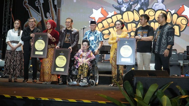 Menteri Kebudayaan Fadli Zon hadiri pagelaran Keroncong Suara Nusa di Blitar, serahkan penghargaan maestro, dorong Blitar jadi kota budaya.