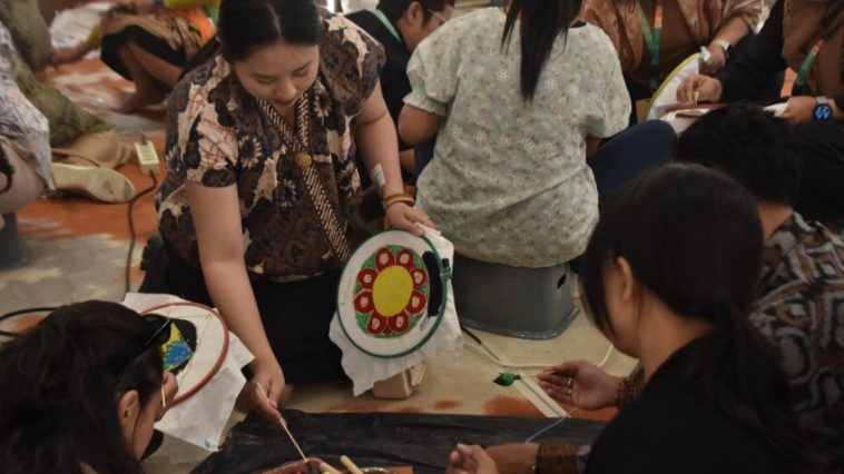 Lokakarya batik di CHANDI 2025 Denpasar hadirkan pengalaman membatik bagi delegasi, tekankan pelestarian batik sebagai identitas bangsa.
