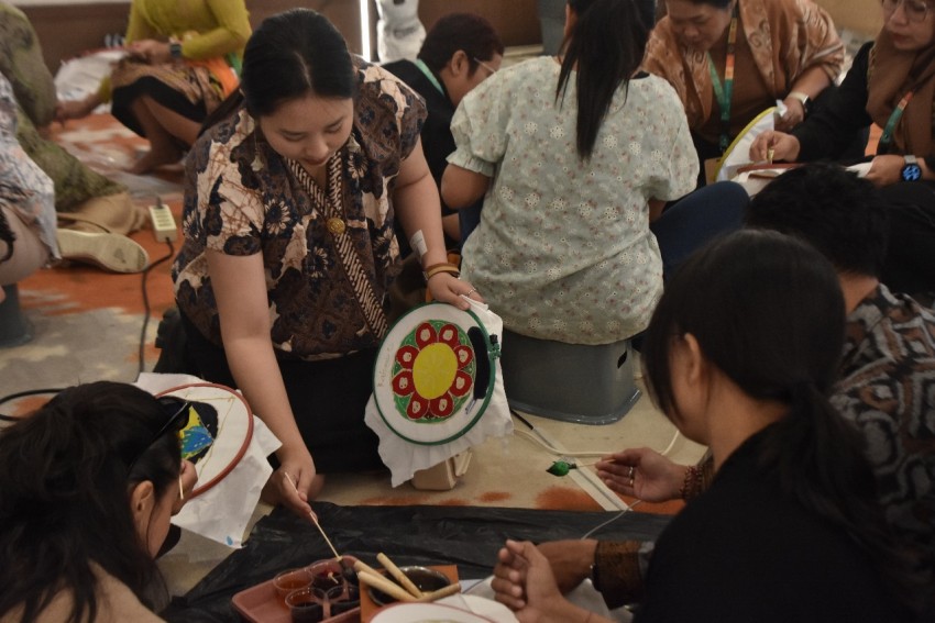 Lokakarya batik di CHANDI 2025 Denpasar hadirkan pengalaman membatik bagi delegasi, tekankan pelestarian batik sebagai identitas bangsa.