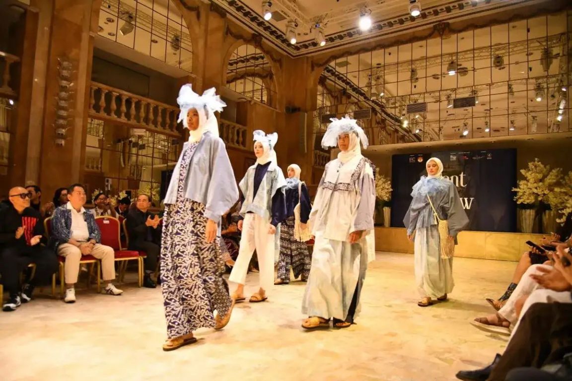 Indonesia hadir di Front Row Paris 2025. Sembilan desainer tampilkan batik, tenun, dan kreasi kontemporer di ibu kota mode dunia.