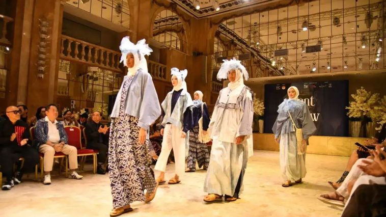 Indonesia hadir di Front Row Paris 2025. Sembilan desainer tampilkan batik, tenun, dan kreasi kontemporer di ibu kota mode dunia.
