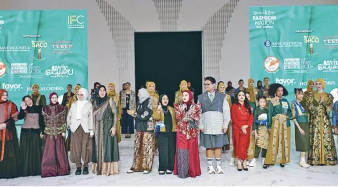 Fashion Nation XIX hadirkan sembilan desainer tampilkan batik, tenun, dan kebaya modern, rayakan warisan budaya di panggung mode.