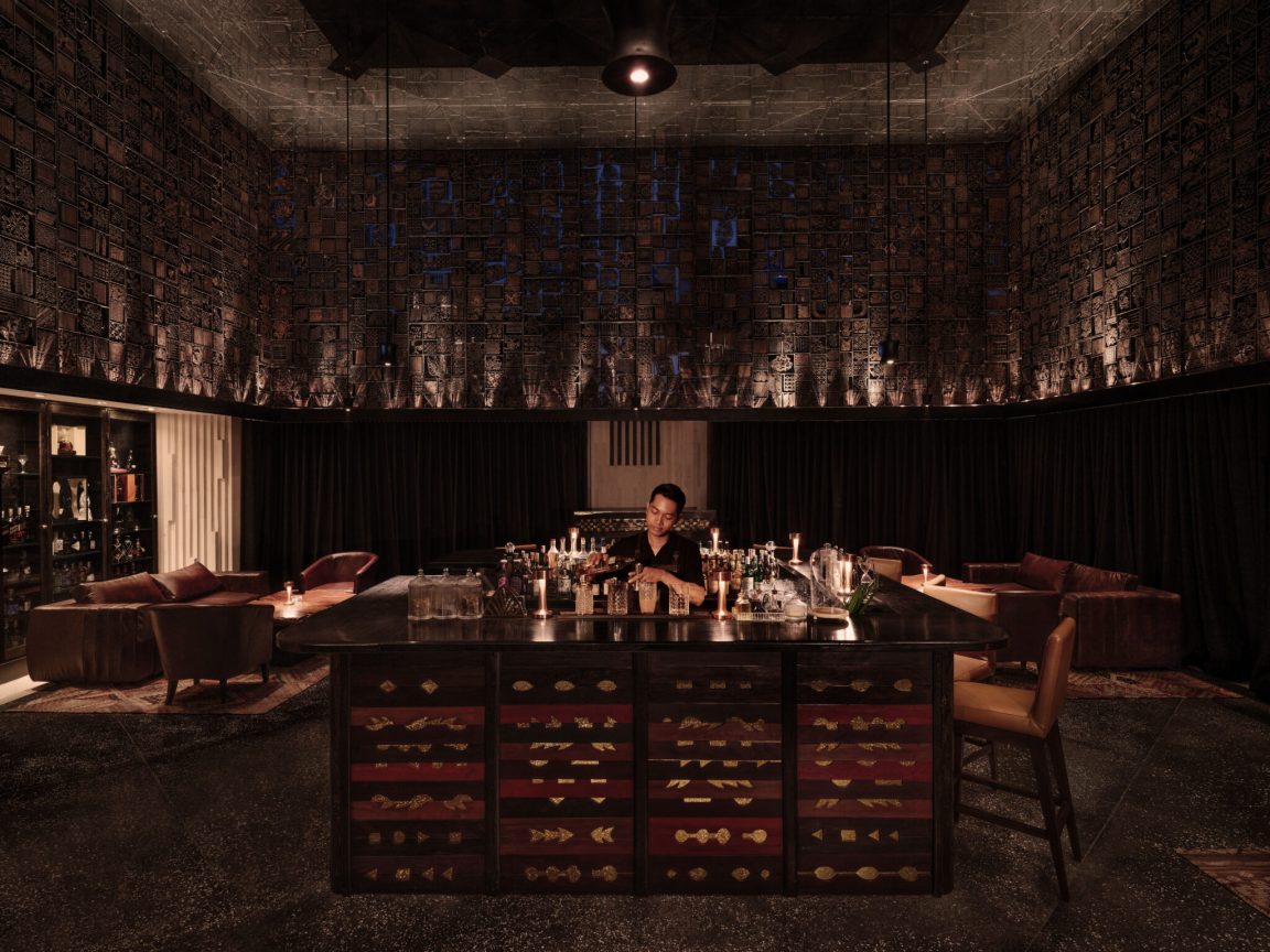 Batique Alila Villas Uluwatu hadirkan pengalaman bar berjiwa seni, memadukan desain, warisan batik, dan keintiman rasa dalam ruang elegan.