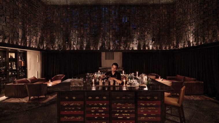 Batique Alila Villas Uluwatu hadirkan pengalaman bar berjiwa seni, memadukan desain, warisan batik, dan keintiman rasa dalam ruang elegan.