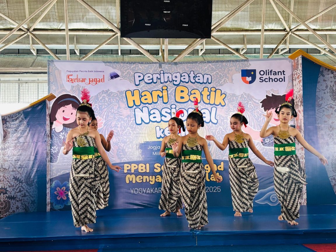 Olifant School dan PPBI Sekar Jagad rayakan Hari Batik Nasional dengan edukasi dan peragaan budaya untuk tanamkan cinta batik pada siswa.