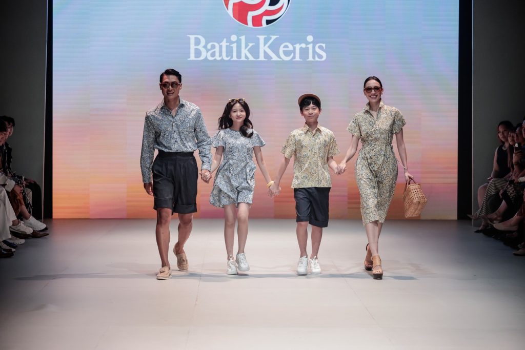 Batik Keris hadir di PIFW 2025 lewat koleksi Kharisma Senjakala—34 rancangan memadukan motif batik klasik dan desain modern.