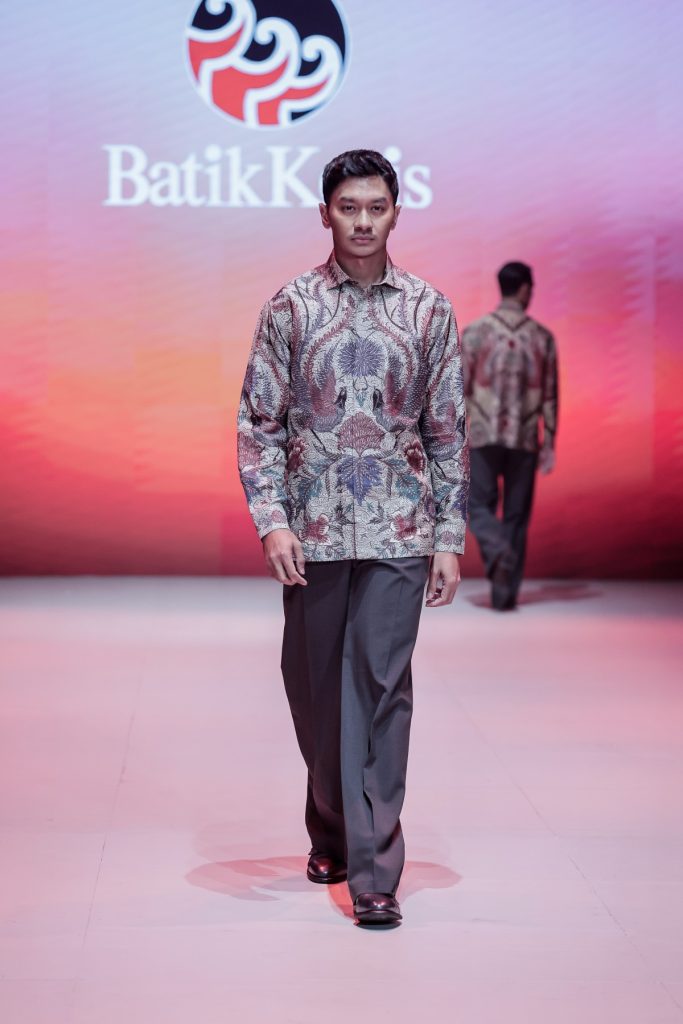 Batik Keris hadir di PIFW 2025 lewat koleksi Kharisma Senjakala—34 rancangan memadukan motif batik klasik dan desain modern.