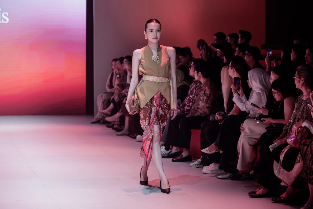 Batik Keris hadir di PIFW 2025 lewat koleksi Kharisma Senjakala—34 rancangan memadukan motif batik klasik dan desain modern.