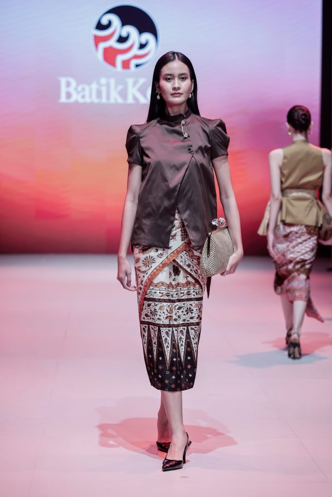 Batik Keris hadir di PIFW 2025 lewat koleksi Kharisma Senjakala—34 rancangan memadukan motif batik klasik dan desain modern.