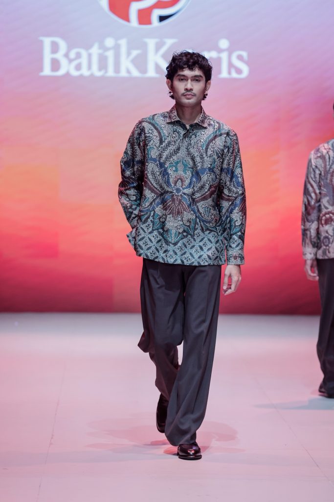 Batik Keris hadir di PIFW 2025 lewat koleksi Kharisma Senjakala—34 rancangan memadukan motif batik klasik dan desain modern.