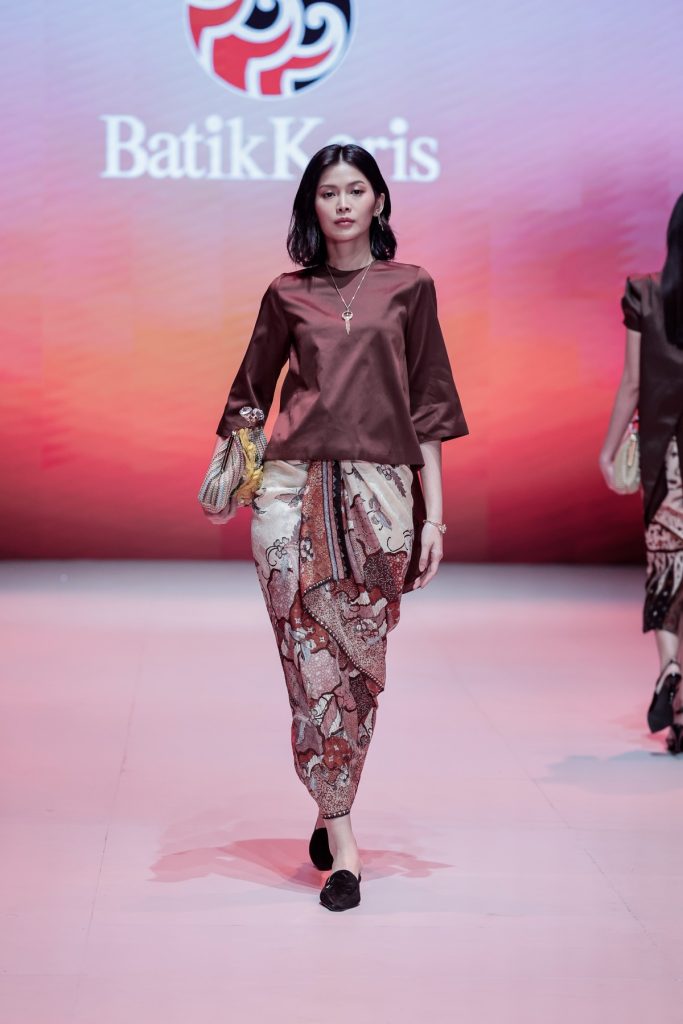 Batik Keris hadir di PIFW 2025 lewat koleksi Kharisma Senjakala—34 rancangan memadukan motif batik klasik dan desain modern.