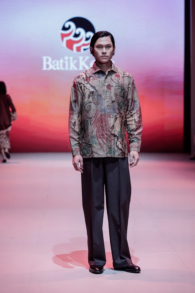Batik Keris hadir di PIFW 2025 lewat koleksi Kharisma Senjakala—34 rancangan memadukan motif batik klasik dan desain modern.