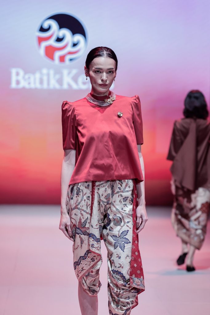 Batik Keris hadir di PIFW 2025 lewat koleksi Kharisma Senjakala—34 rancangan memadukan motif batik klasik dan desain modern.