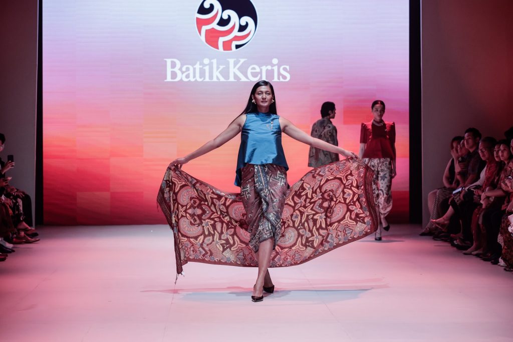 Batik Keris hadir di PIFW 2025 lewat koleksi Kharisma Senjakala—34 rancangan memadukan motif batik klasik dan desain modern.