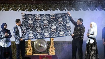 Purbalingga meluncurkan Batik Naga Tapa, simbol keteguhan dan kebijaksanaan masyarakat dalam perayaan Simfoni Batik Purbalingga 2025.