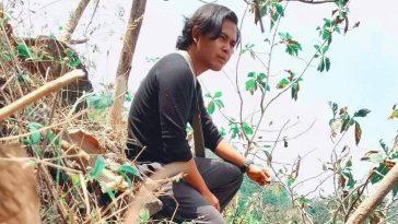 Bayu Aria Widi Kristanto menjadikan batik sebagai orkestra budaya; karya unik, spiritual, dan monumental yang menembus batas tradisi.