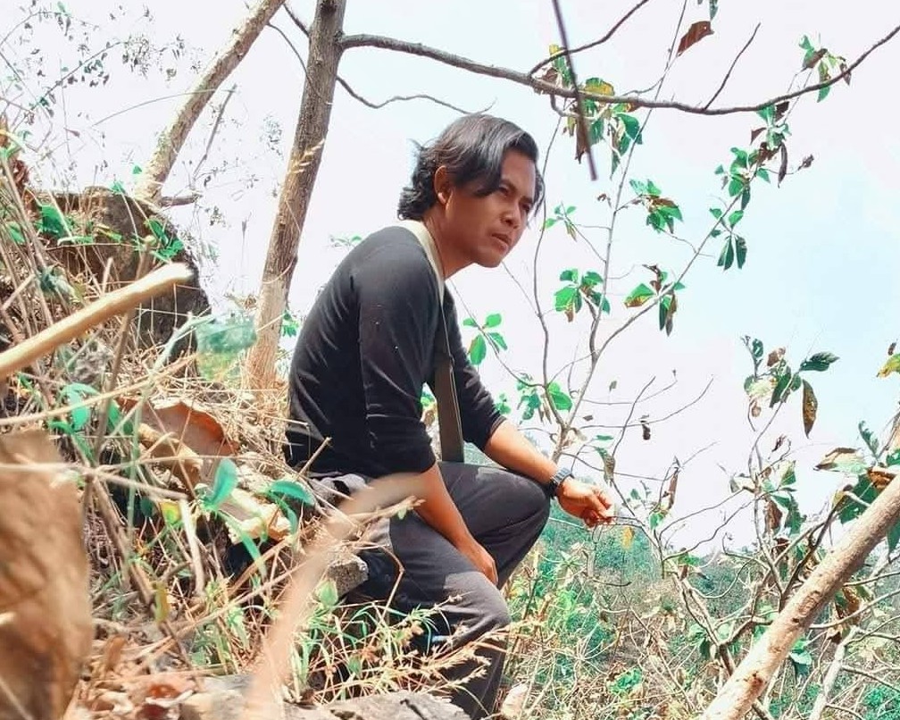 Bayu Aria Widi Kristanto menjadikan batik sebagai orkestra budaya; karya unik, spiritual, dan monumental yang menembus batas tradisi.