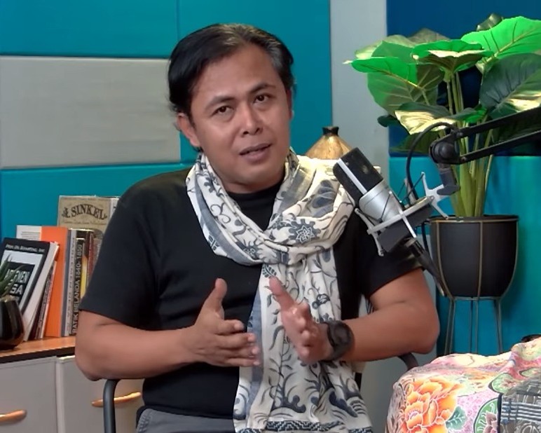 Bayu Aria Widi Kristanto menjadikan batik sebagai orkestra budaya; karya unik, spiritual, dan monumental yang menembus batas tradisi.