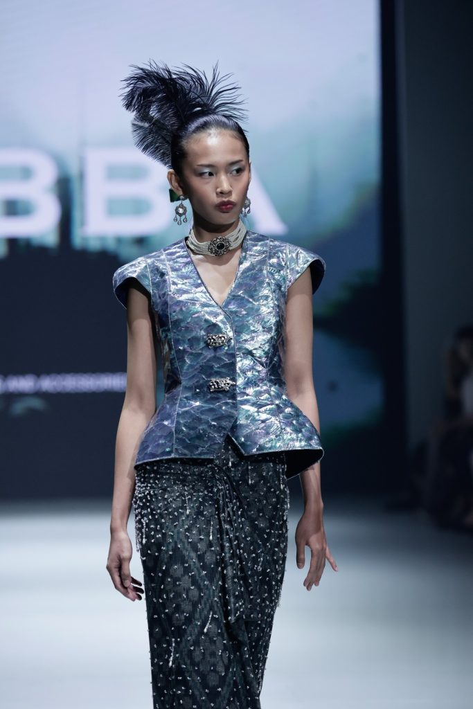 DIBBA x CTI hadir di Plaza Indonesia Fashion Week 2025 dengan koleksi tenun modern By the Docks of Time, tampil elegan & kontemporer.