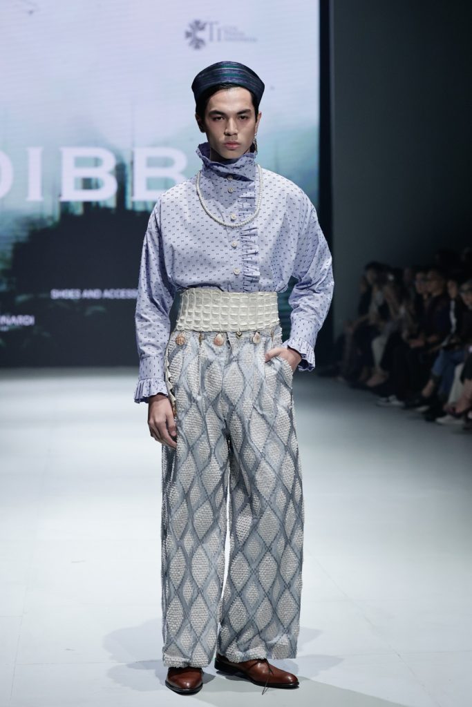 DIBBA x CTI hadir di Plaza Indonesia Fashion Week 2025 dengan koleksi tenun modern By the Docks of Time, tampil elegan & kontemporer.