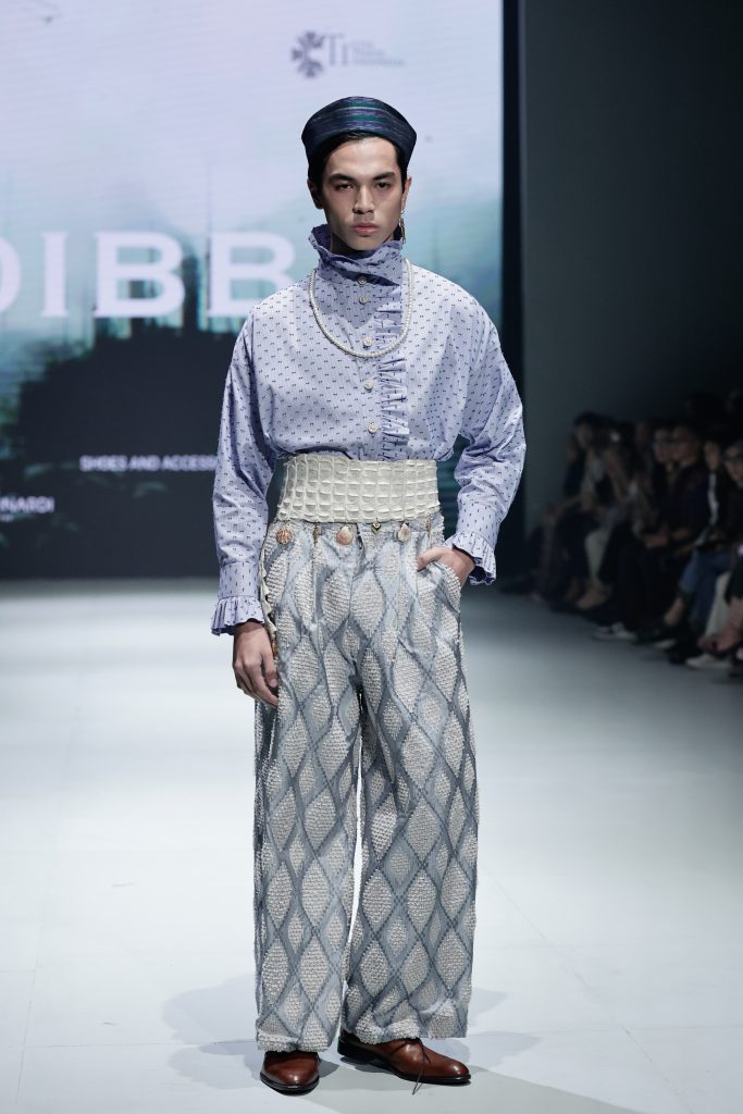 DIBBA x CTI hadir di Plaza Indonesia Fashion Week 2025 dengan koleksi tenun modern By the Docks of Time, tampil elegan & kontemporer.