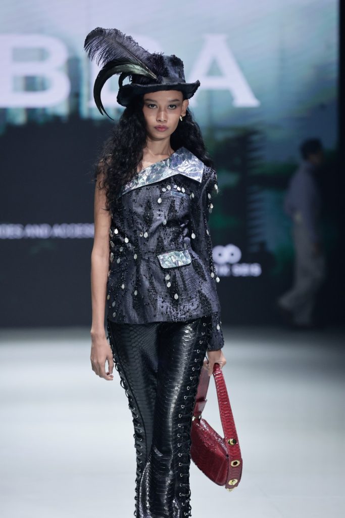 DIBBA x CTI hadir di Plaza Indonesia Fashion Week 2025 dengan koleksi tenun modern By the Docks of Time, tampil elegan & kontemporer.