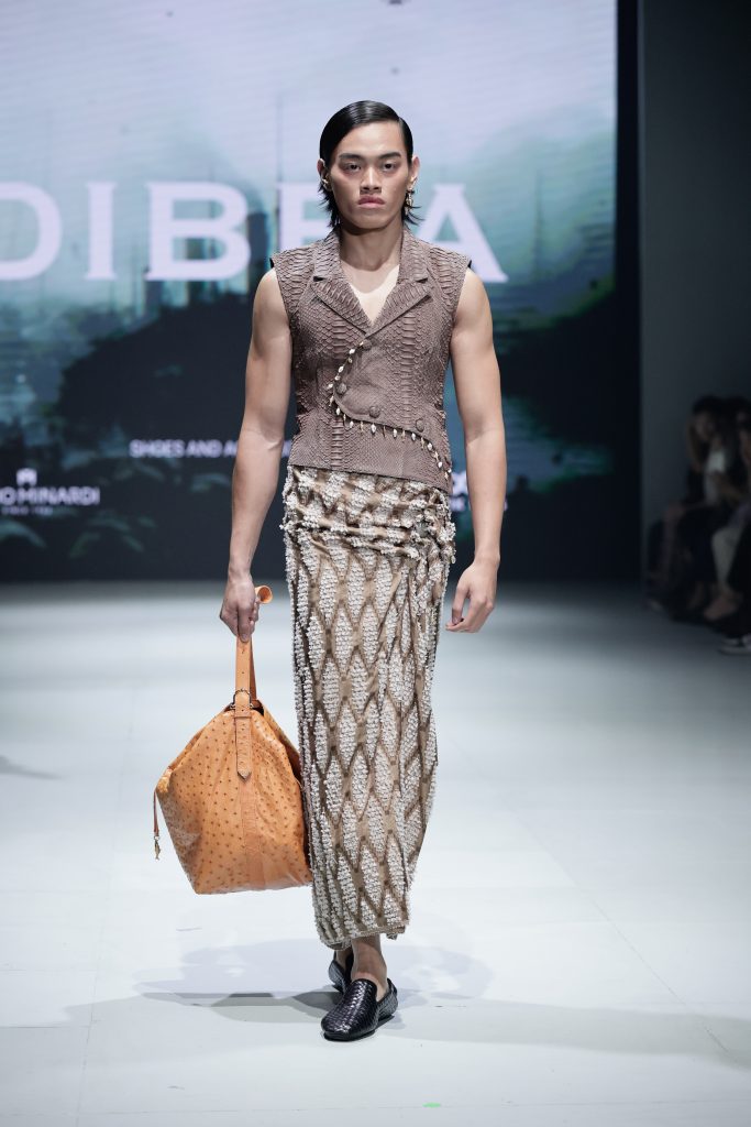 DIBBA x CTI hadir di Plaza Indonesia Fashion Week 2025 dengan koleksi tenun modern By the Docks of Time, tampil elegan & kontemporer.