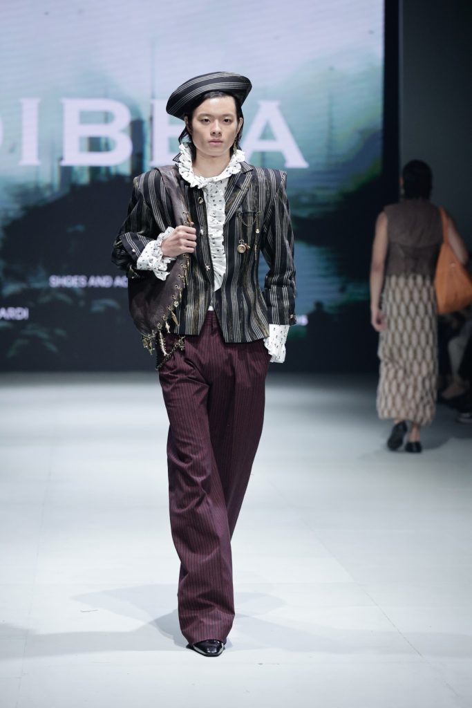 DIBBA x CTI hadir di Plaza Indonesia Fashion Week 2025 dengan koleksi tenun modern By the Docks of Time, tampil elegan & kontemporer.
