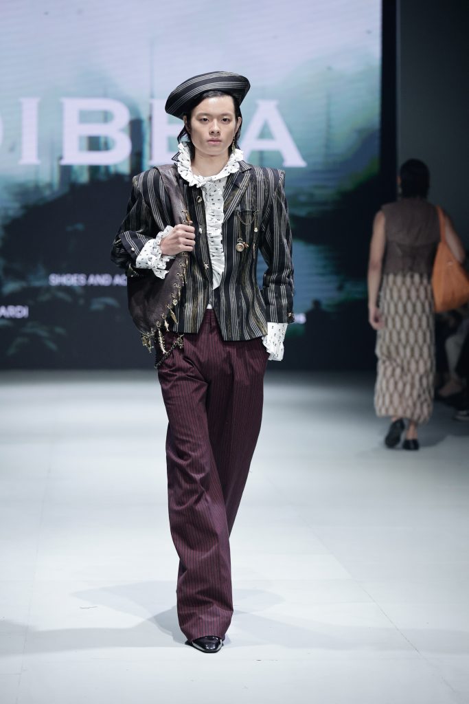 DIBBA x CTI hadir di Plaza Indonesia Fashion Week 2025 dengan koleksi tenun modern By the Docks of Time, tampil elegan & kontemporer.