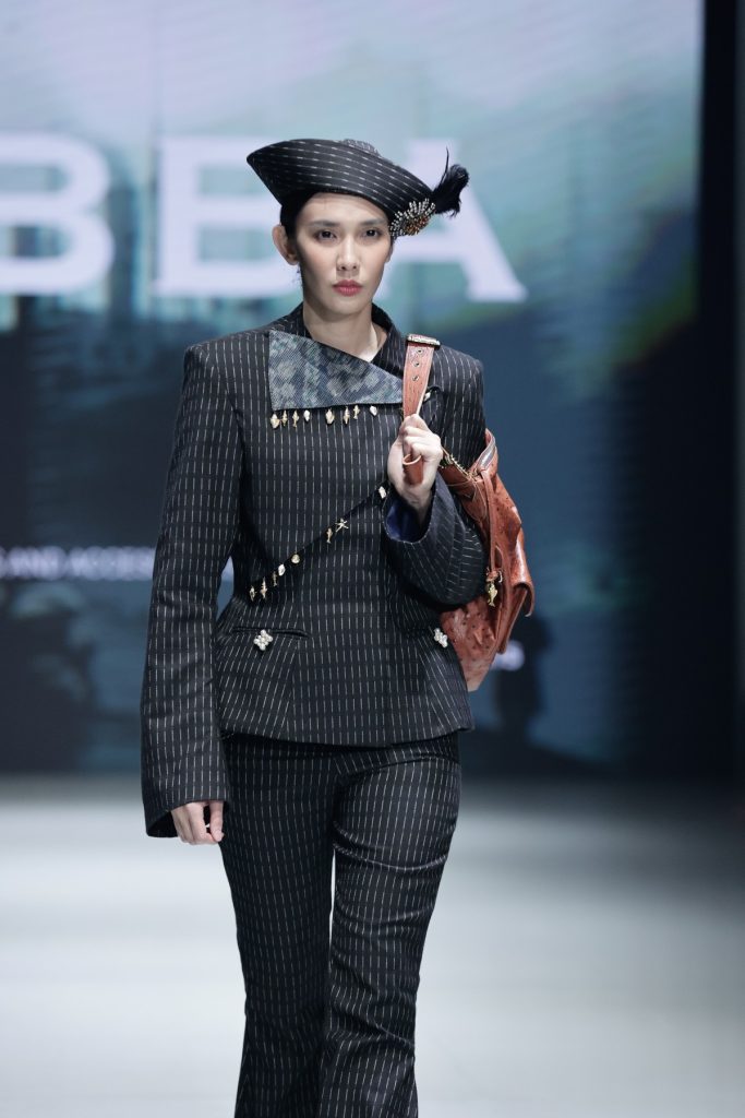 DIBBA x CTI hadir di Plaza Indonesia Fashion Week 2025 dengan koleksi tenun modern By the Docks of Time, tampil elegan & kontemporer.