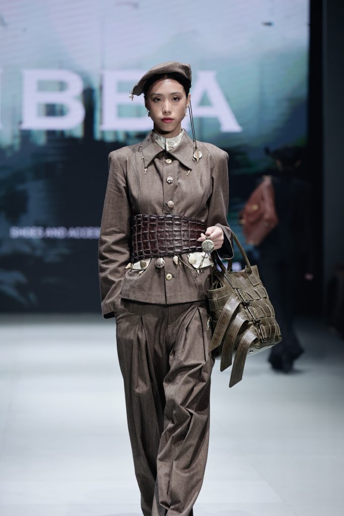 DIBBA x CTI hadir di Plaza Indonesia Fashion Week 2025 dengan koleksi tenun modern By the Docks of Time, tampil elegan & kontemporer.