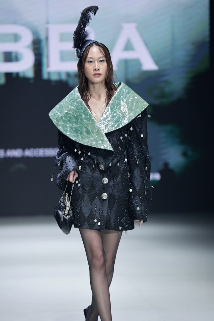 DIBBA x CTI hadir di Plaza Indonesia Fashion Week 2025 dengan koleksi tenun modern By the Docks of Time, tampil elegan & kontemporer.