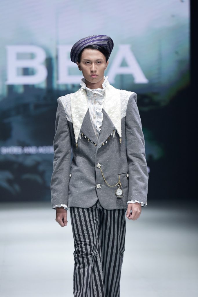 DIBBA x CTI hadir di Plaza Indonesia Fashion Week 2025 dengan koleksi tenun modern By the Docks of Time, tampil elegan & kontemporer.